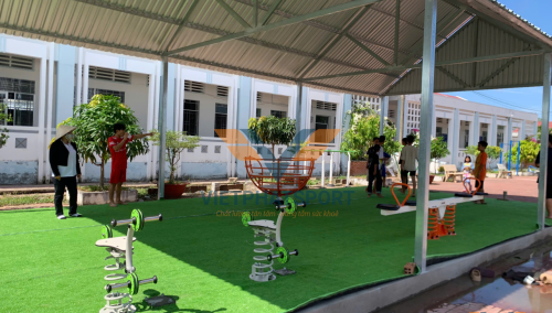 Lắp đặt thiết bị vui chơi trẻ em tại Trung tâm bảo trợ xã hội Cà Mau