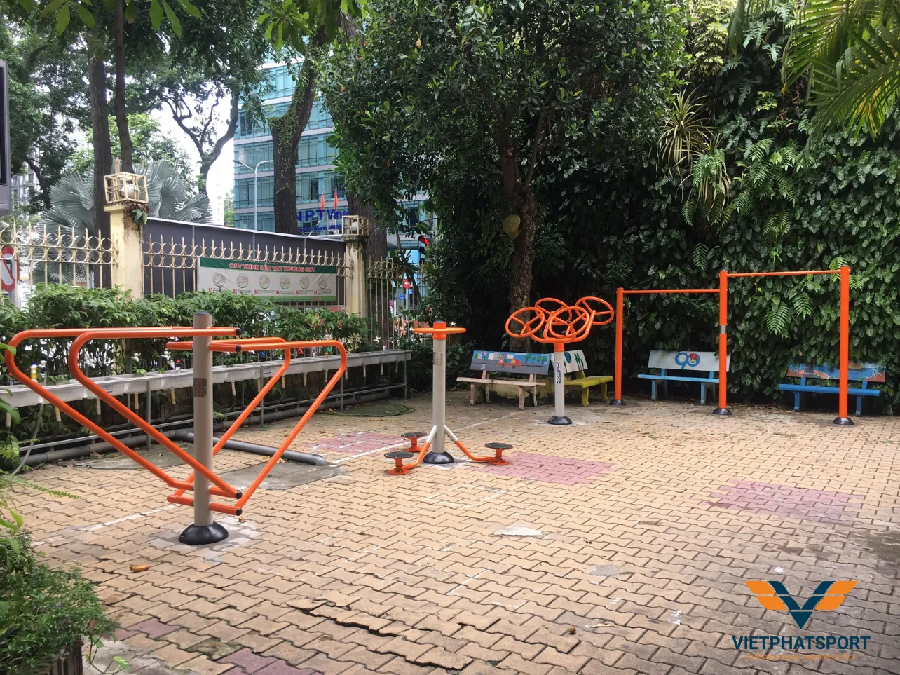 Lắp đặt máy tập ngoài trời tại Trường Trần Quốc Thảo, TP.HCM