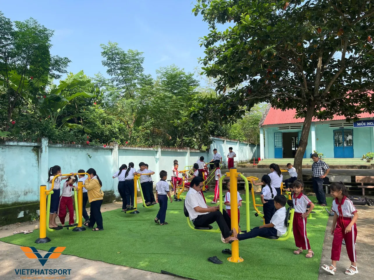 Trường Suối Kiết, Lâm Đồng lắp đặt máy tập thể dục ngoài trời