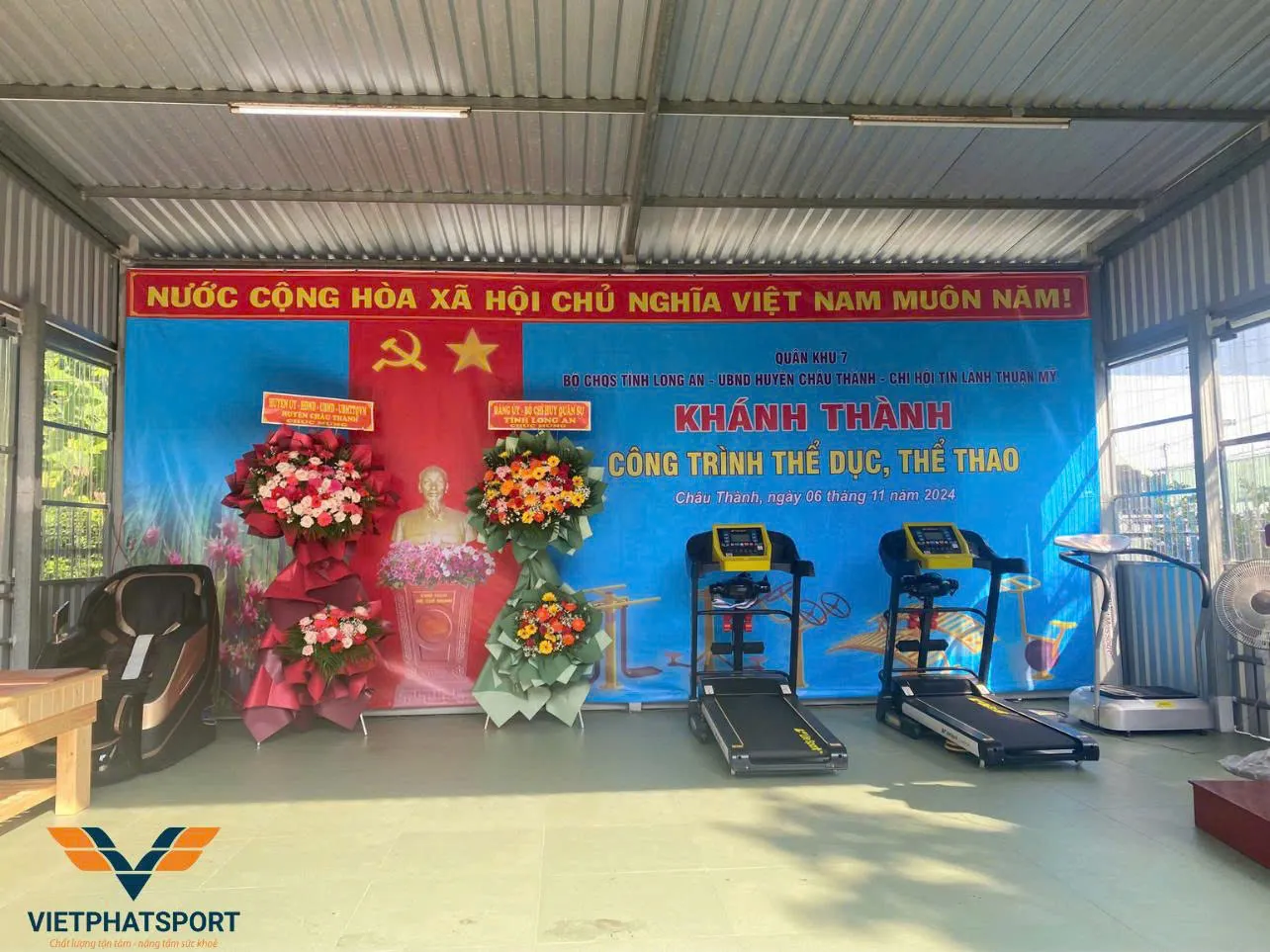 Bộ CHQS tỉnh Long An lắp tặng máy tập công viên cho Giáo xứ Thuận Mỹ