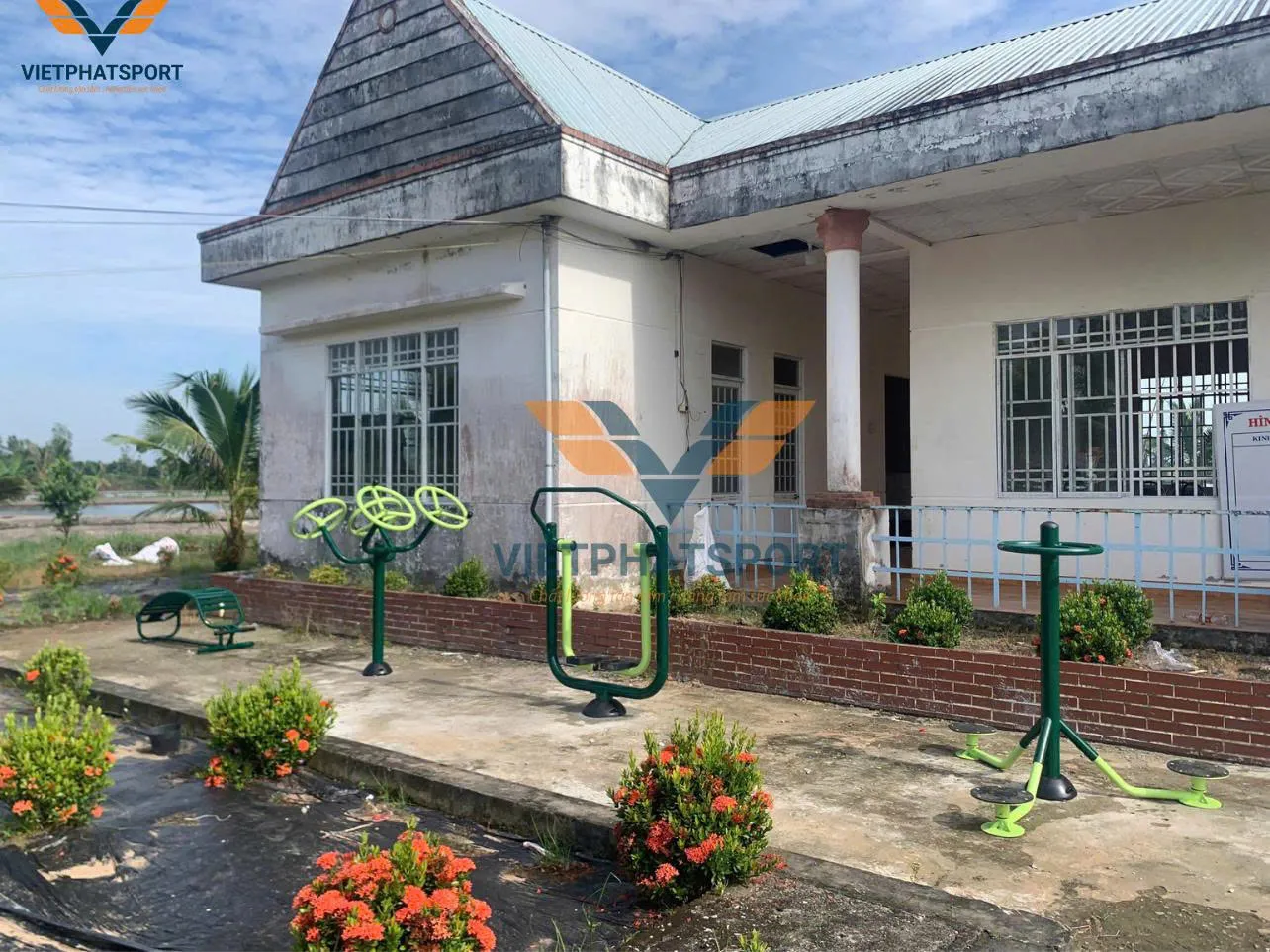 Phòng VH & TT huyện Vị Thủy hỗ trợ lắp đặt 3 điểm dụng cụ thể thao ngoài trời cho xã Vị Thắng