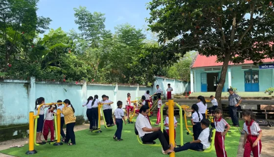Trường Suối Kiết, Lâm Đồng lắp đặt máy tập thể dục ngoài trời