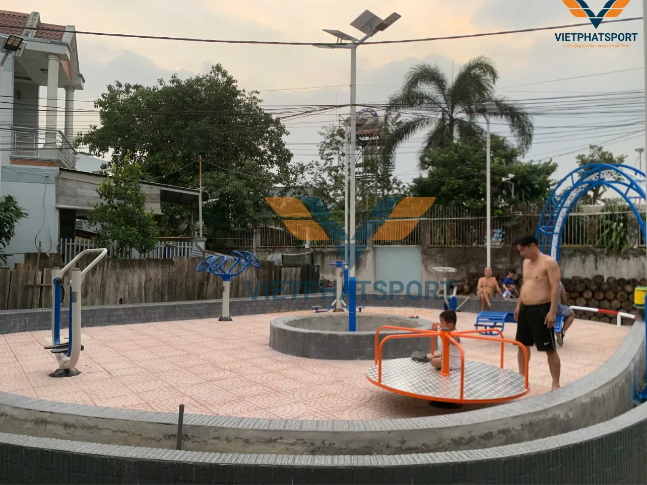 UBND Xã Qui Đức, TP. HCM đưa vào sử dụng thiết bị thể thao ngoài trời cho công viên xã