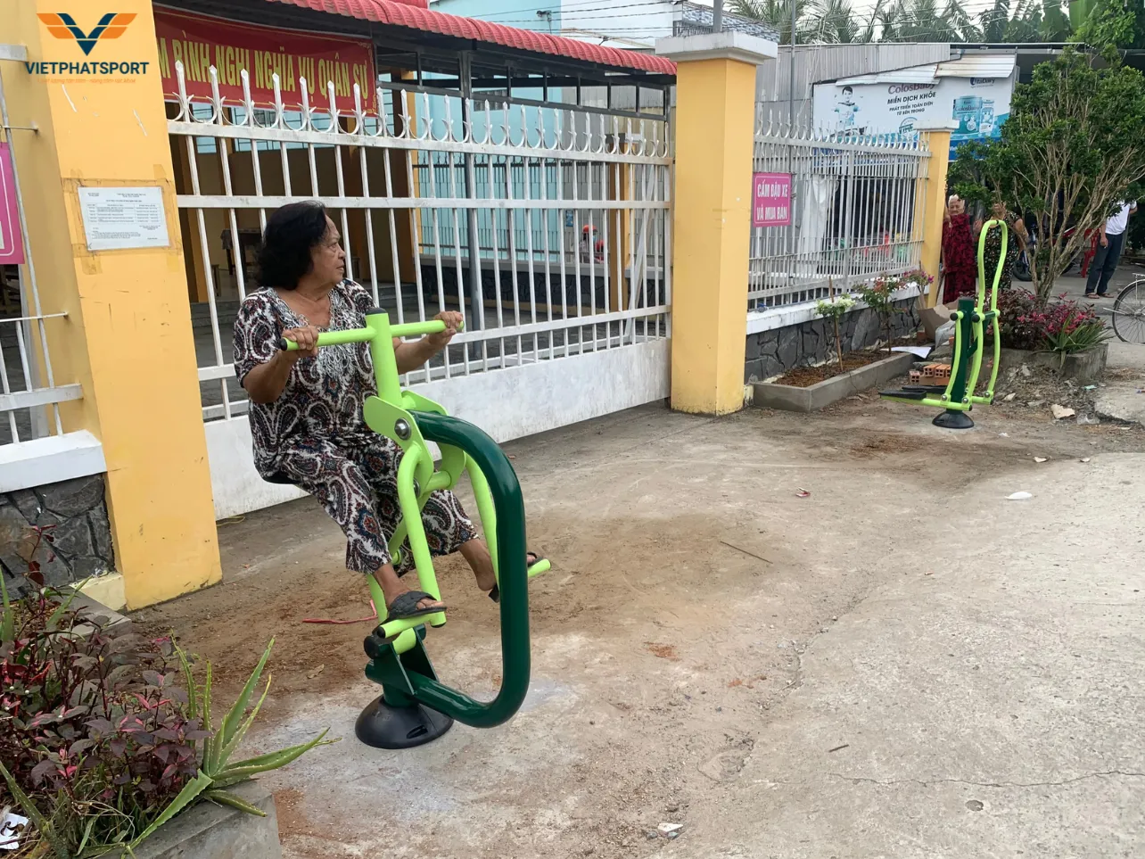 Việt Phát Sport đồng hành cùng UBND xã Vĩnh Thới, Đồng Tháp trong việc mang máy tập thể thao về các ấp trên địa bàn xã