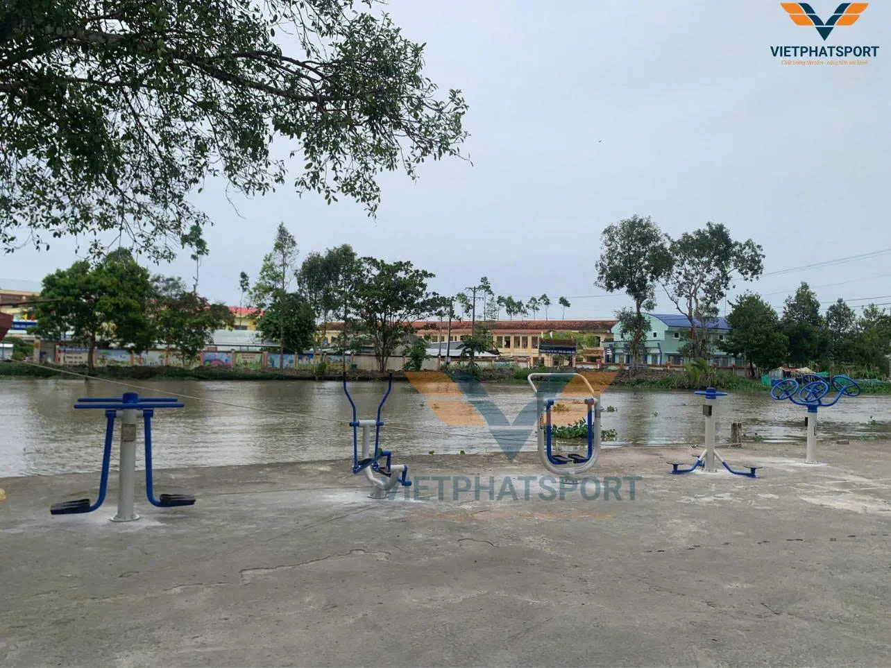 Xã Vĩnh Hòa Hưng Bắc, Kiên Giang trang bị máy tập công viên cho bà con xã nhà